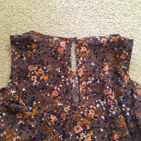 Cold-shoulder floral top - Picture 3 of 3